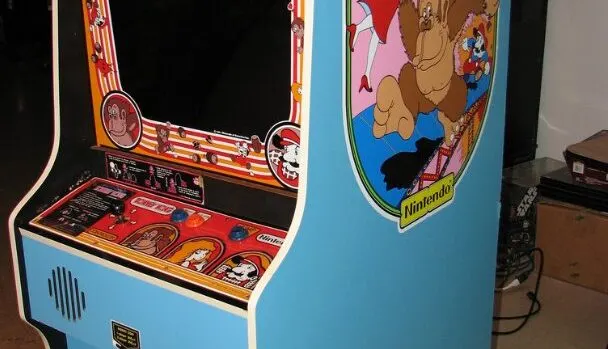 Salony arcade: skąd wzięły się gry, w których chodziło o jedną monetę