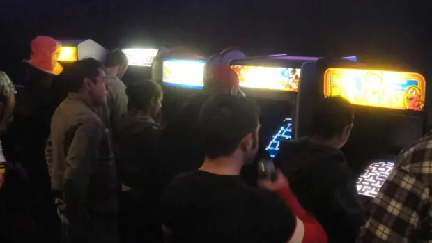 Od salonów arcade do LAN party: jak graliśmy razem, zanim internet stał się oczywisty