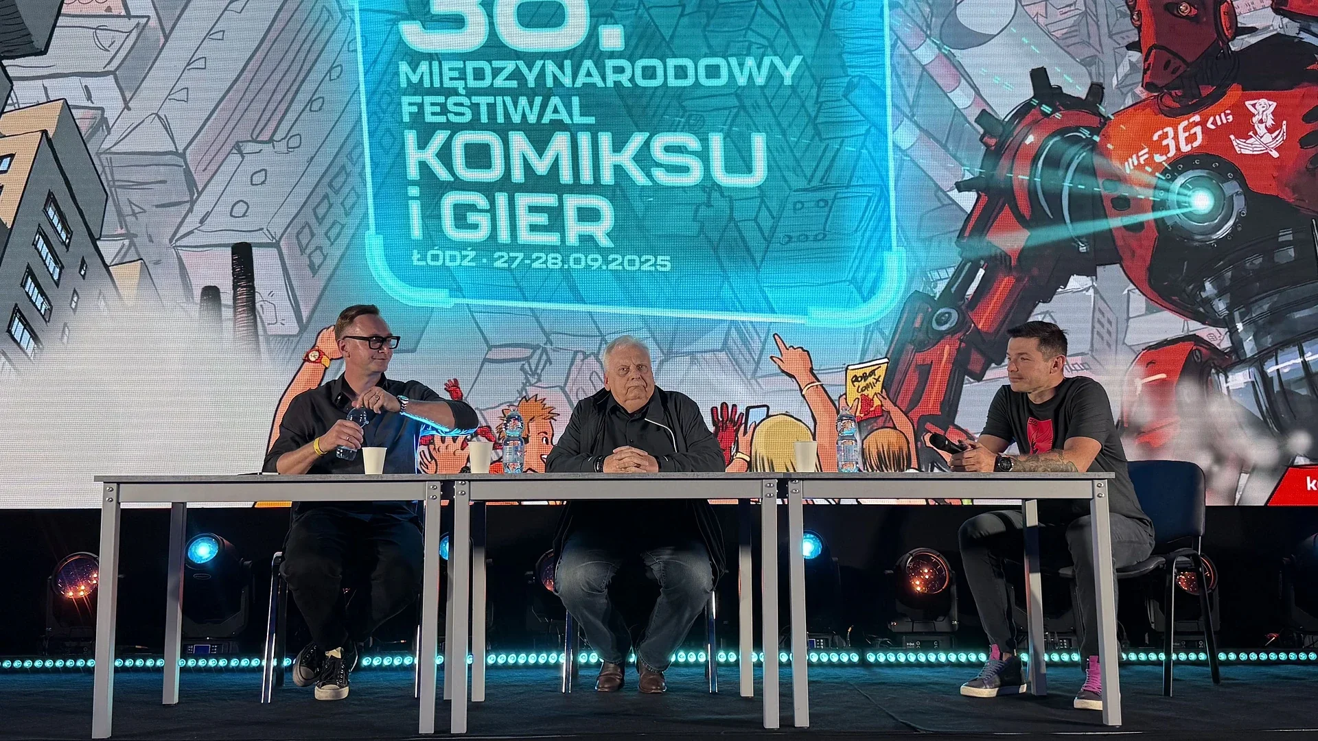 Panel z udziałem Adama Badowskiego z CD Projekt RED i Andrzeja Sapkowskiego na Międzynarodowym Festiwalu Komiksu i Gier w Łodzi w 2025 roku