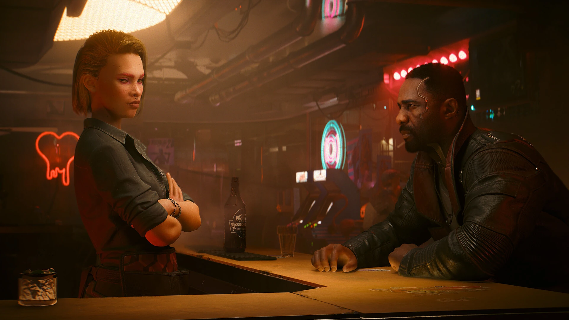 Solomon Reed rozmawia przy barze w dodatku Widmo wolności do gry Cyberpunk 2077