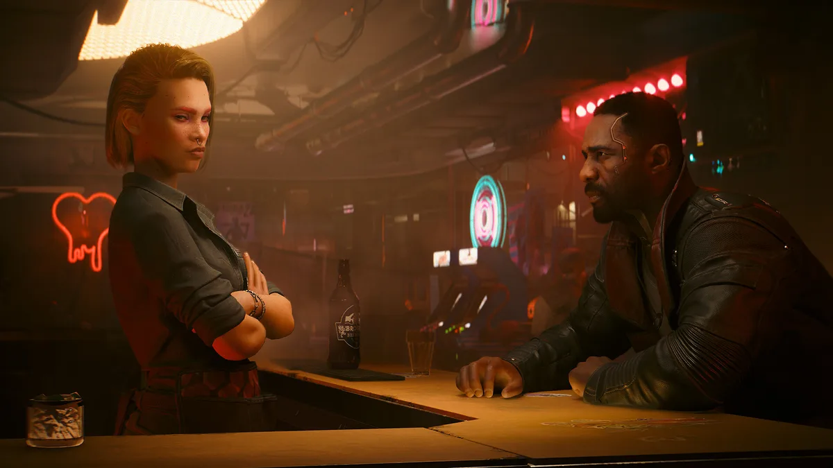 Solomon Reed rozmawia przy barze w dodatku Widmo wolności do gry Cyberpunk 2077