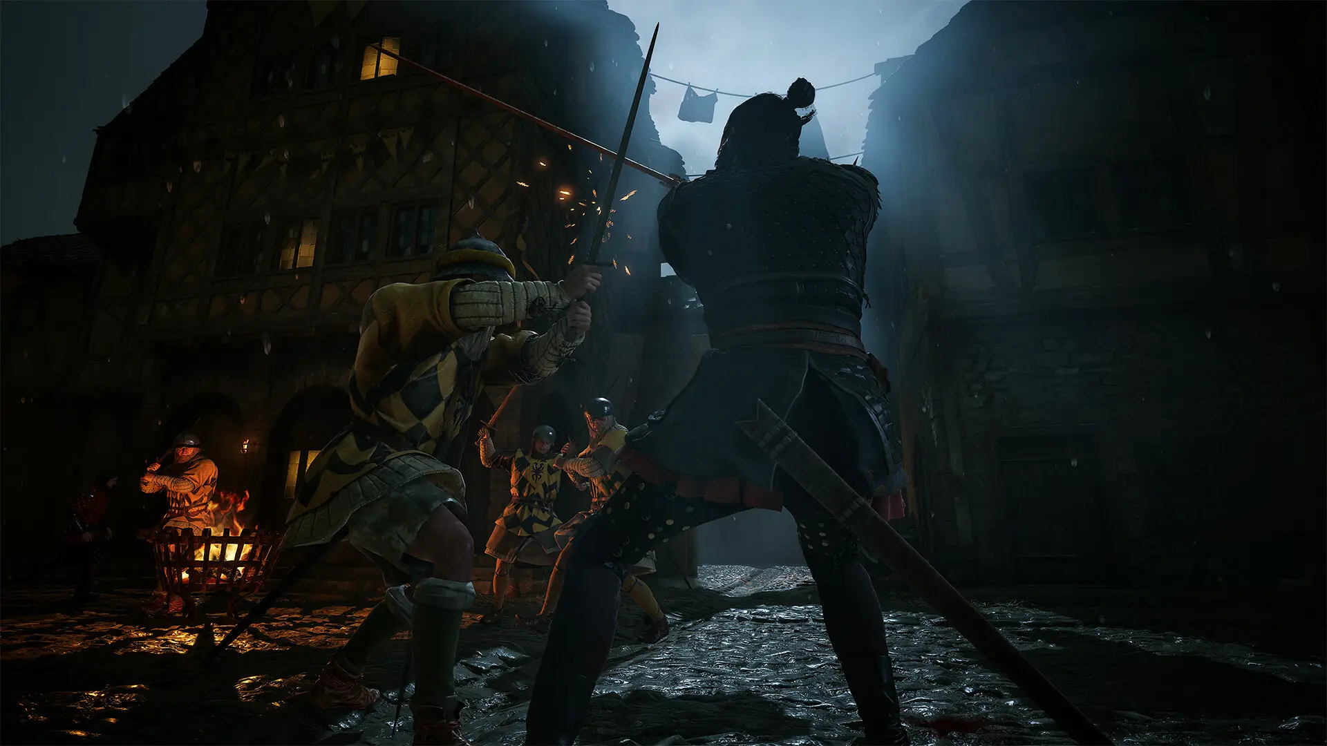 Nocna uliczka osady i postać z uniesionym mieczem przy ognisku w grze The Blood of Dawnwalker