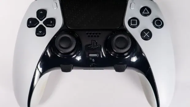 DualSense czy DualSense Edge: czy warto dopłacać do pada Pro