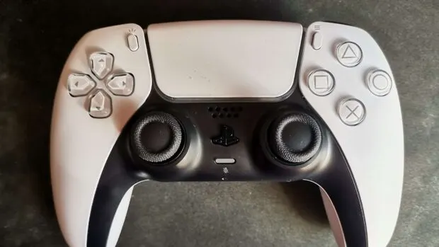 Biały pad DualSense do konsoli PlayStation 5