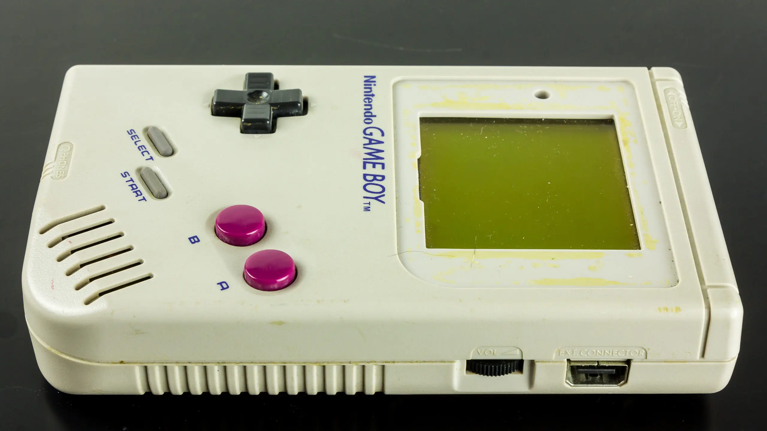 Szara obudowa Nintendo Game Boy DMG-01 z ekranem w odcieniach zieleni i krzyżakiem