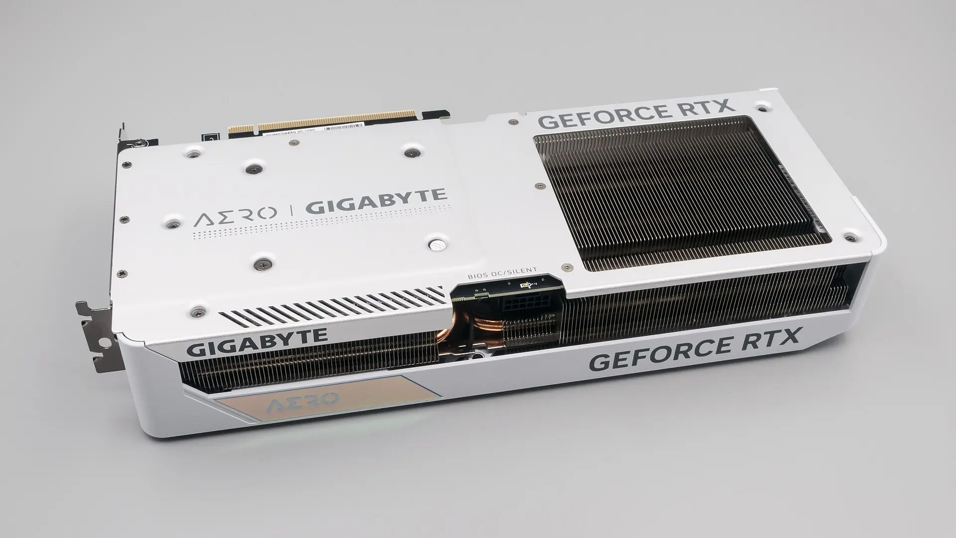 Biała karta graficzna Gigabyte GeForce RTX 4070 Aero OC od strony płyty tylnej z napisem GeForce RTX