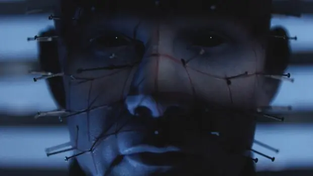 Zbliżenie na twarz Pinheada w grze Clive Barker's Hellraiser: Revival