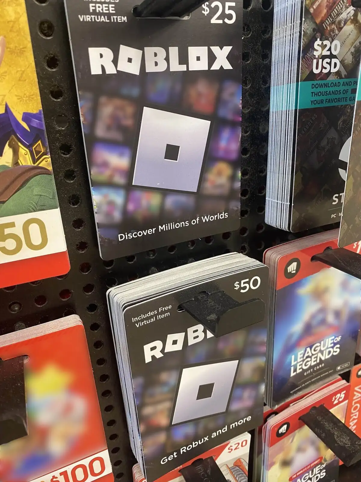 Karty podarunkowe Roblox na sklepowej półce