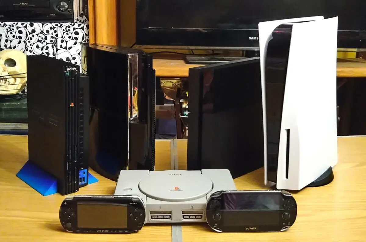 Wszystkie generacje konsol PlayStation, od PS1 po PS5, ustawione obok siebie