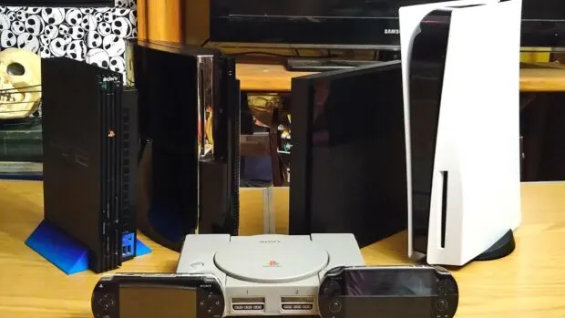 Konsole PlayStation od pierwszej generacji po PlayStation 5 ustawione obok siebie