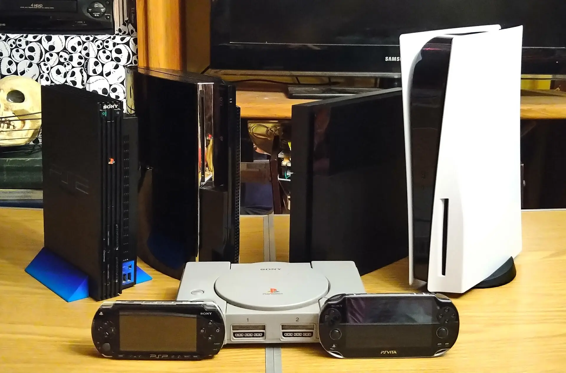 Konsole PlayStation od pierwszej generacji po PlayStation 5 ustawione obok siebie