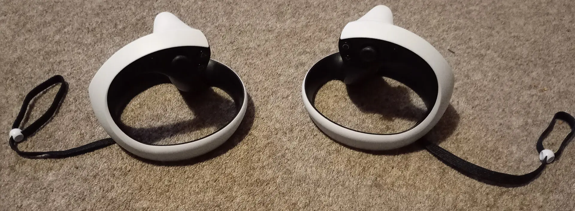 Para kontrolerów PlayStation VR2 Sense