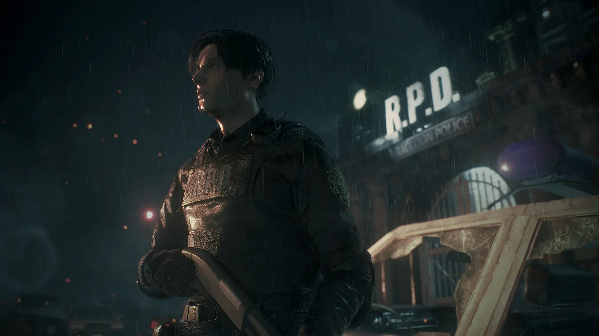 Bohater ze strzelbą w zabarykadowanym holu komisariatu policji w Raccoon City, na ścianie napis R.P.D.