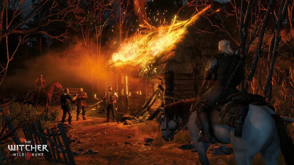 Geralt rzuca znak Igni, strumień ognia ogarnia chatę, wokół stoją sylwetki postaci w nocnym lesie