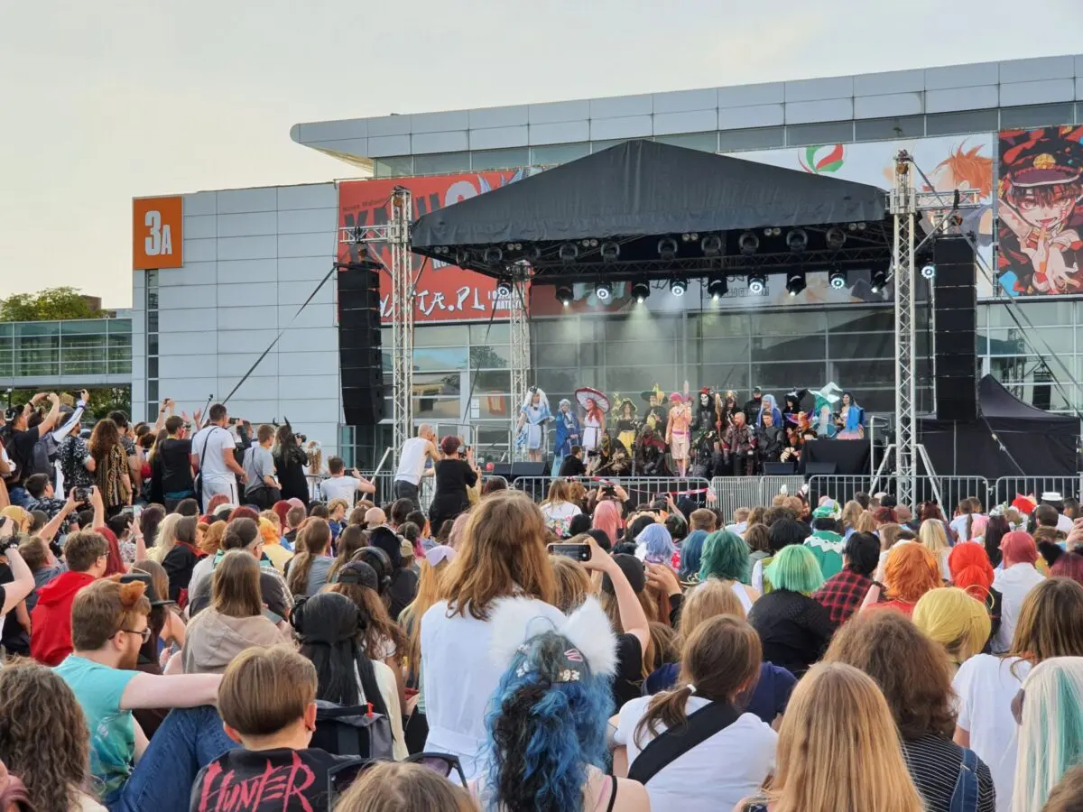 Konkurs cosplay na plenerowej scenie Pyrkonu przy halach MTP w Poznaniu, tłum widzów przed sceną