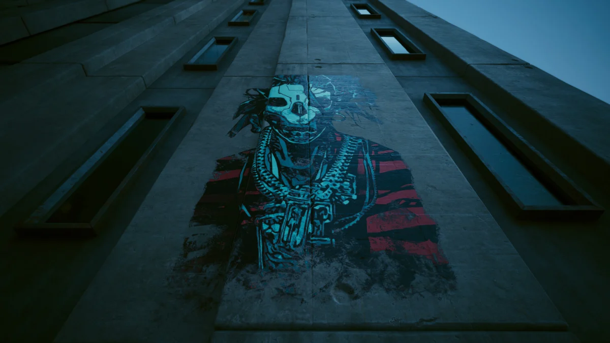 Wielki mural z czaszką na ścianie wieżowca w Night City w Cyberpunku 2077