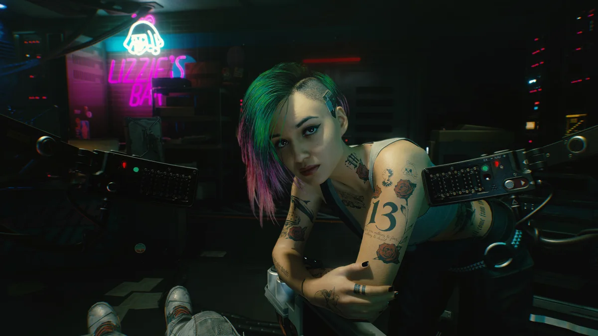 Cyberpunk 2077: Judy Alvarez w Lizzie’s Bar Judy Alvarez, techniczka braindance, w klubie Lizzie's Bar w grze Cyberpunk 2077