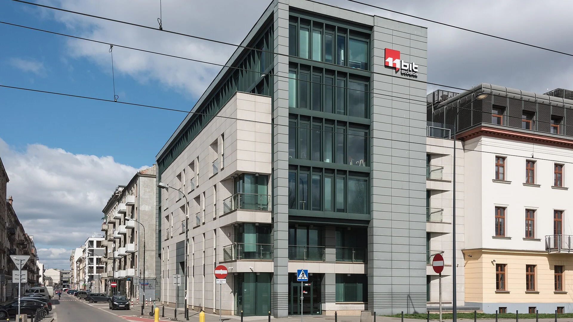 Siedziba 11 bit studios przy ul. Brzeskiej 2 na warszawskiej Pradze, biurowiec z logo studia na elewacji