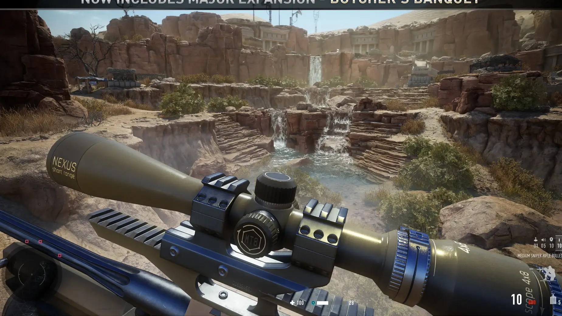 Karabin snajperski z lunetą wycelowany w skalisty wąwóz w grze Sniper Ghost Warrior Contracts 2