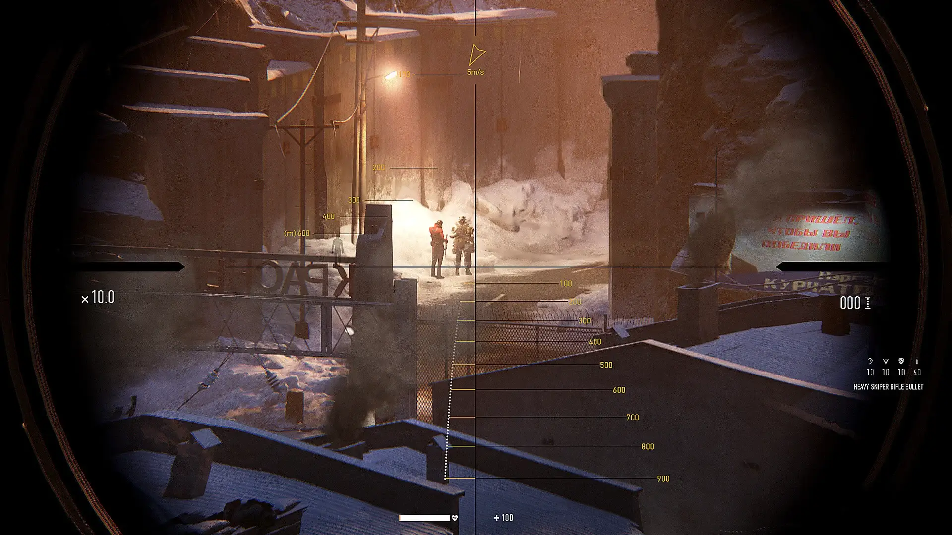 Widok przez celownik snajperski na żołnierzy w zimowej bazie w grze Sniper Ghost Warrior Contracts