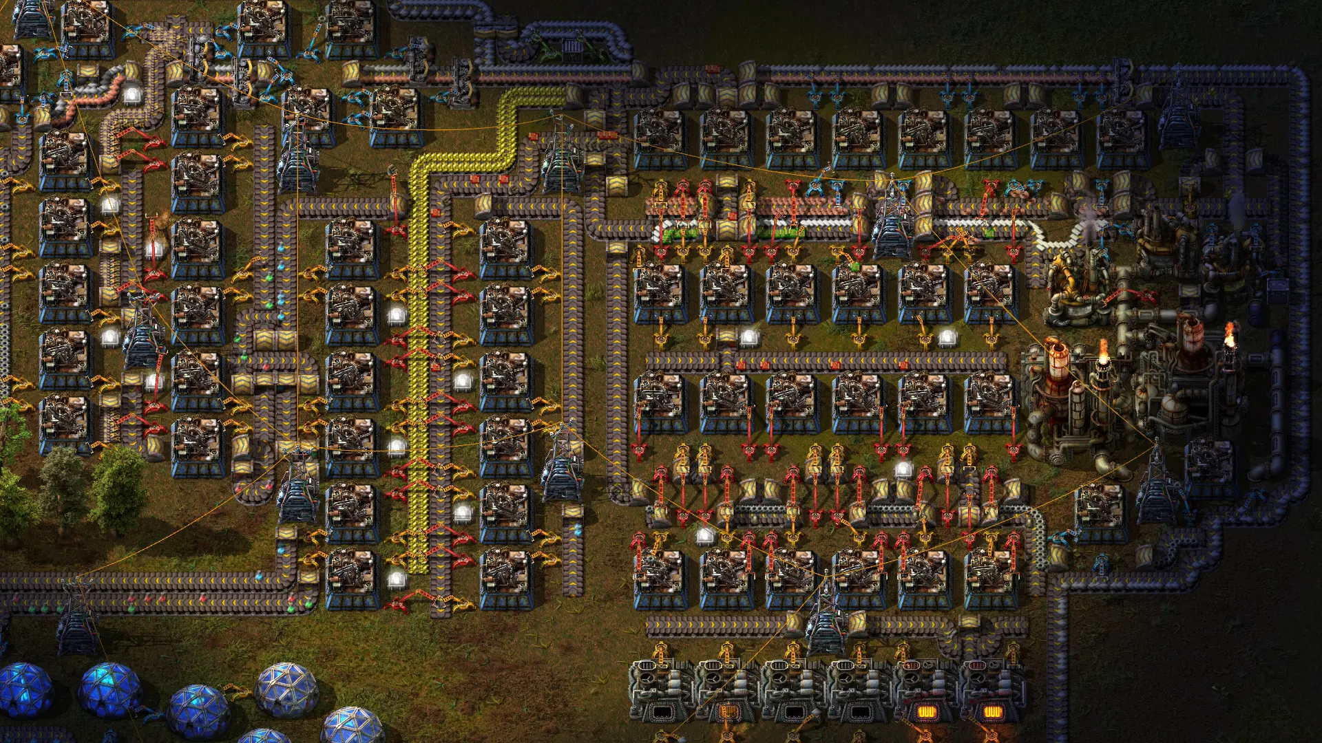 Rozbudowana linia produkcyjna w Factorio