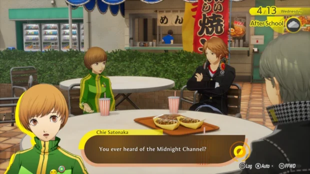 Chie i Yosuke rozmawiają przy stoliku w grze Persona 4 Revival