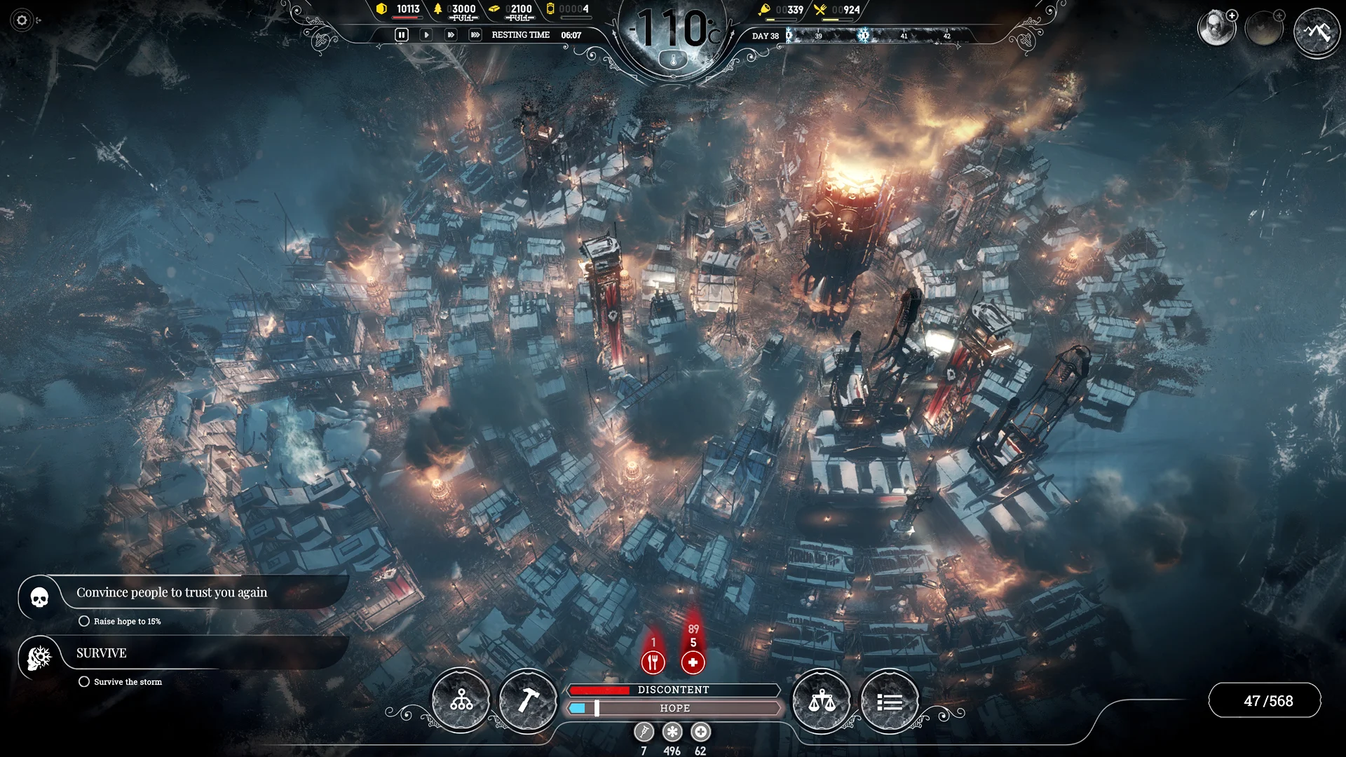 Gęsto zabudowane miasto oświetlone latarniami nocą w grze Frostpunk