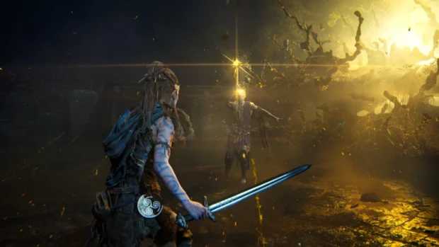 Senua z mieczem w ciemnej scenerii w grze Senua od Ninja Theory
