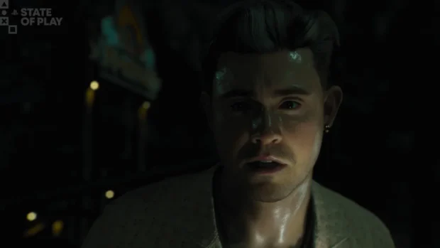 Przestraszony bohater w ciemnym wnętrzu w grze Until Dawn 2